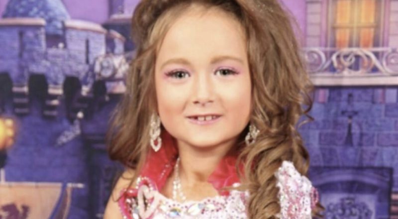 "La madre de este niño invirtió $16,000 para hacer que su hija se vea más hermosa."