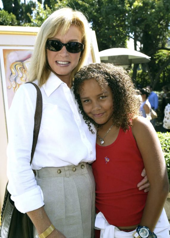 Donna Mills, una madre soltera que abandonó su carrera en la actuación para criar a una hija adoptiva, ha regresado a Hollywood para protagonizar "Dawn" y ha causado sensación con su publicación en Instagram.