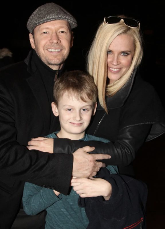 Donnie Wahlberg comparte una rara y encantadora foto con su hijastro autista, quien fue abandonado por su padre biológico.