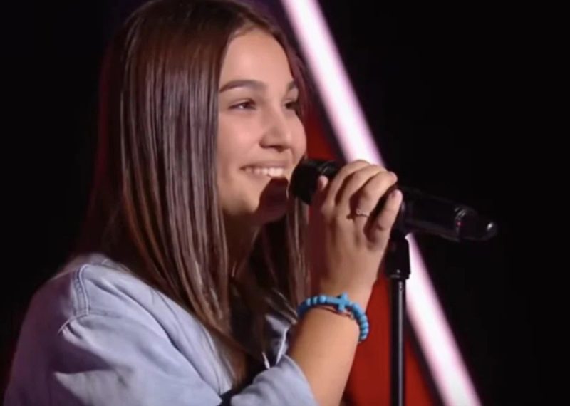 Sin siquiera escuchar nada más, dos de los jueces presionaron sus botones inmediatamente después de escuchar las notas de una chica de 15 años.