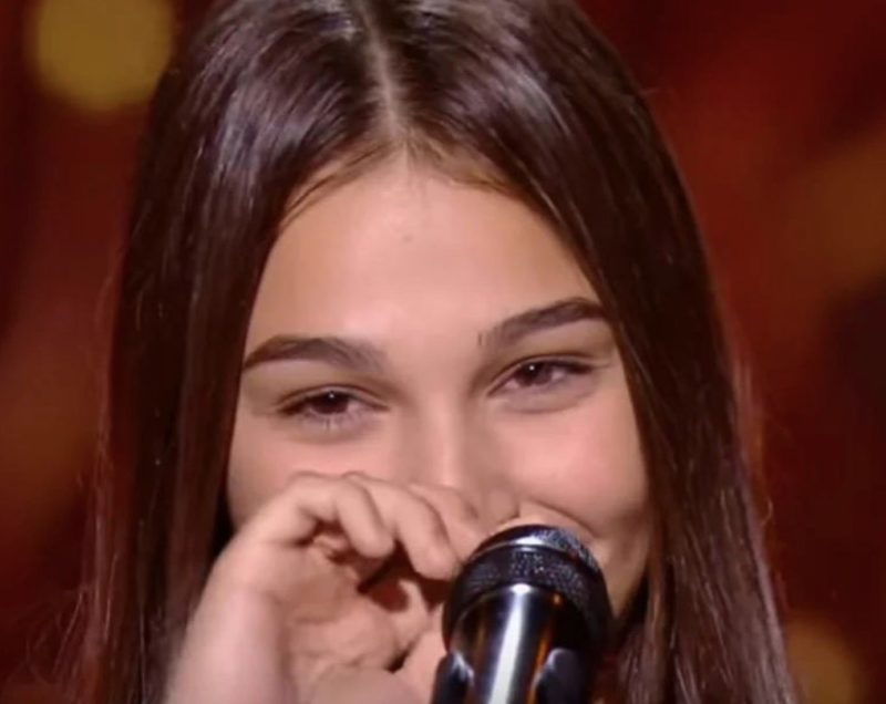 Sin siquiera escuchar nada más, dos de los jueces presionaron sus botones inmediatamente después de escuchar las notas de una chica de 15 años.