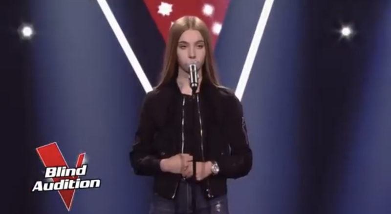Sin siquiera escuchar nada más, dos de los jueces presionaron sus botones inmediatamente después de escuchar las notas de una chica de 15 años.