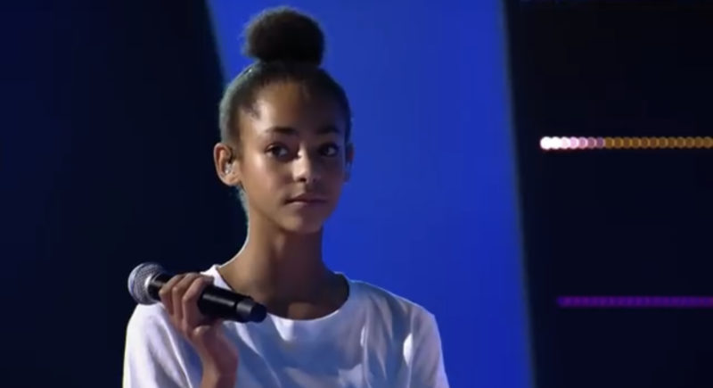 Sin siquiera escuchar nada más, dos de los jueces presionaron sus botones inmediatamente después de escuchar las notas de una chica de 15 años.