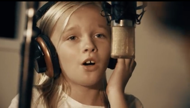 "¡Una canción original de una niña de 11 años se vuelve viral cuando se une su compañero! ¡Mira el video aquí!"