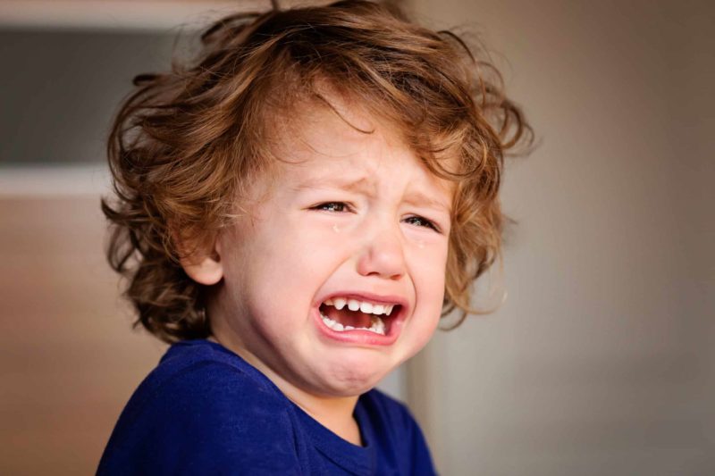 El niño pequeño, de pie junto al lado de su madre inconsciente, suplicó suavemente: "Mamá, por favor, despierta y vuelve a estar conmigo".