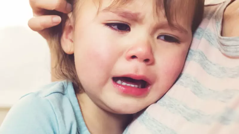 El niño pequeño, de pie junto al lado de su madre inconsciente, suplicó suavemente: "Mamá, por favor, despierta y vuelve a estar conmigo".
