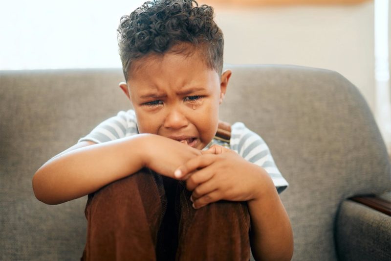 El niño pequeño, de pie junto al lado de su madre inconsciente, suplicó suavemente: "Mamá, por favor, despierta y vuelve a estar conmigo".