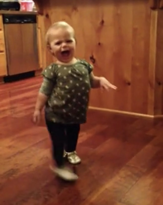 Adorable bebé de 1 año imita de manera hilarante el caminar de su mamá embarazada.