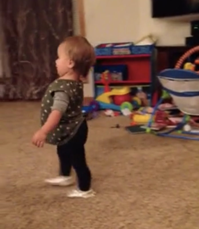 Adorable bebé de 1 año imita de manera hilarante el caminar de su mamá embarazada.
