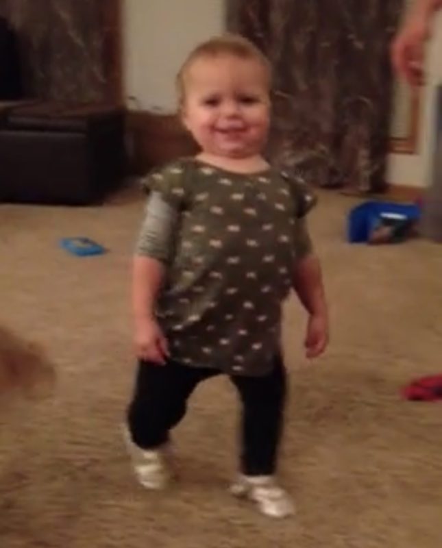 Adorable bebé de 1 año imita de manera hilarante el caminar de su mamá embarazada.
