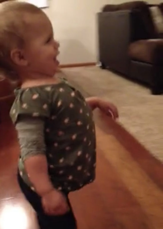 Adorable bebé de 1 año imita de manera hilarante el caminar de su mamá embarazada.