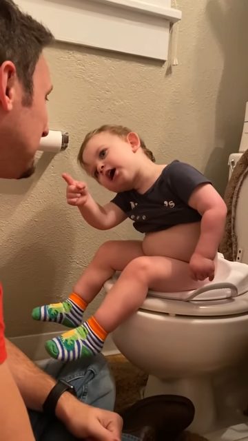 Durante el entrenamiento para usar el baño, el niño pequeño proporciona una actualización importante a su padre.