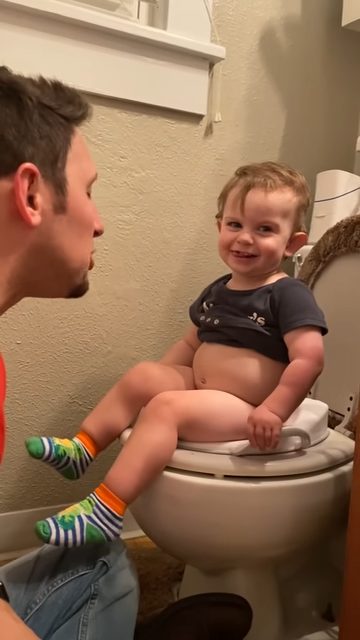 Durante el entrenamiento para usar el baño, el niño pequeño proporciona una actualización importante a su padre.