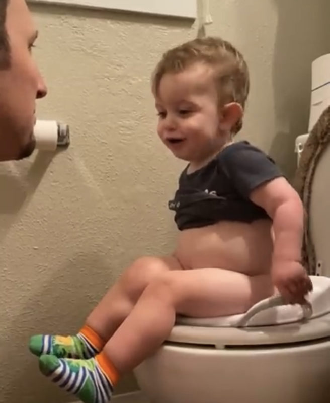 Durante el entrenamiento para usar el baño, el niño pequeño proporciona una actualización importante a su padre.