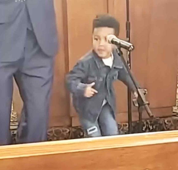 Con su canto y baile, este adorable niño hace que toda la congregación llore.