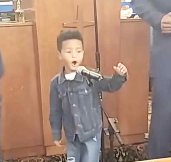 Con su canto y baile, este adorable niño hace que toda la congregación llore.