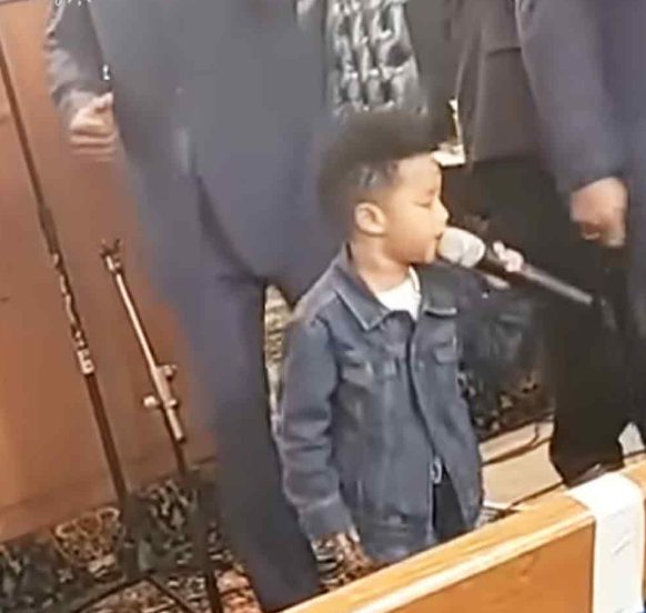 Con su canto y baile, este adorable niño hace que toda la congregación llore.