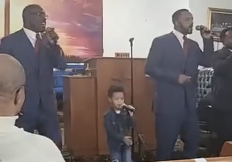 Con su canto y baile, este adorable niño hace que toda la congregación llore.