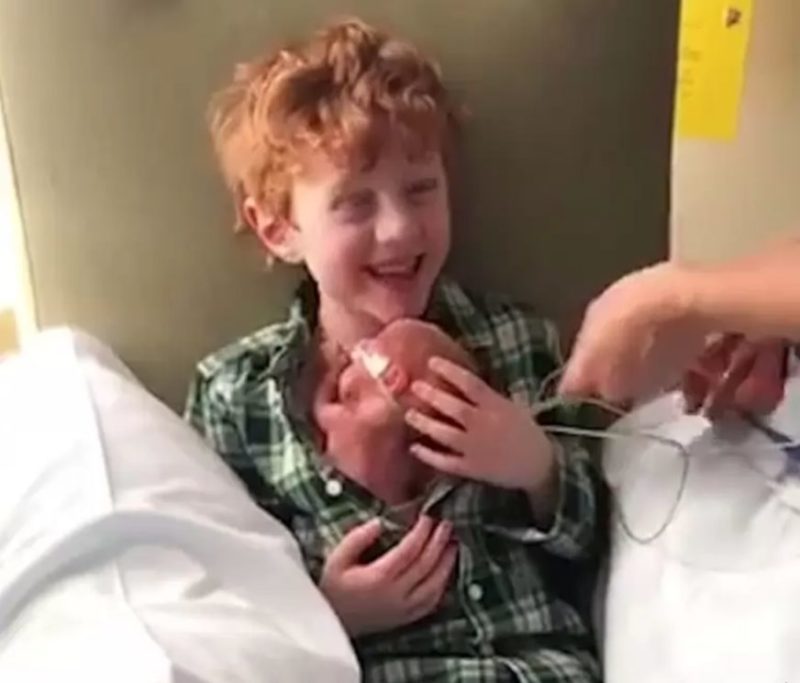 Un niño que siempre ha deseado tener un hermanito ahora tiene un precioso hermanito después de la tormenta.