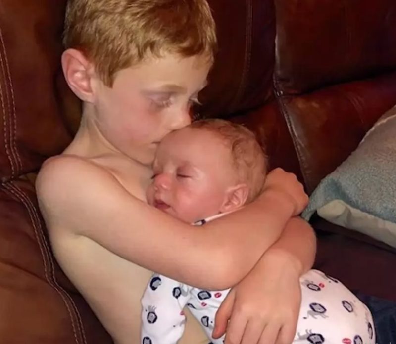 Un niño que siempre ha deseado tener un hermanito ahora tiene un precioso hermanito después de la tormenta.