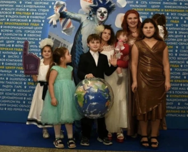 Una madre de 34 años de Helsinki con 12 hijos explica cómo se las arregla para cuidarlos a todos.