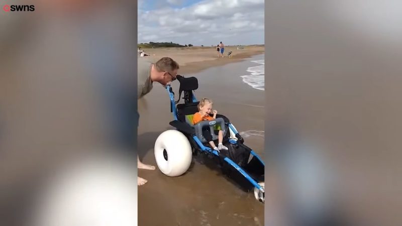 Un niño discapacitado rompe a llorar después de que desconocidos le construyeran una silla de ruedas que le permite jugar en el océano.