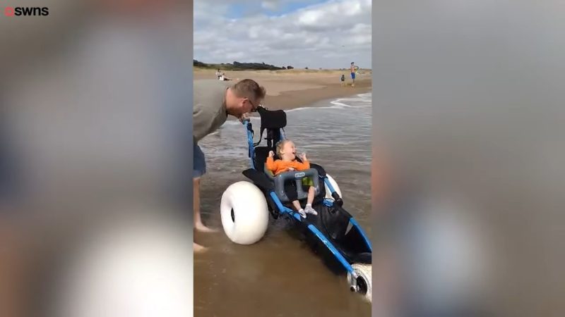 Un niño discapacitado rompe a llorar después de que desconocidos le construyeran una silla de ruedas que le permite jugar en el océano.