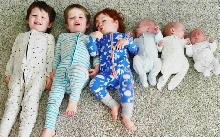 A la edad de 23 años, hay seis bebés. No tenían idea de que estarían esperando trillizos.