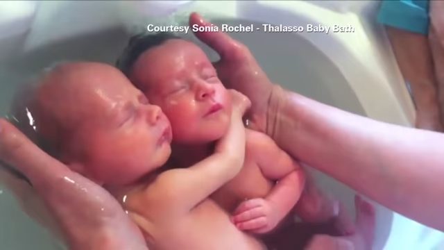 Un lindo video muestra a dos pequeños gemelos recién nacidos abrazándose como si todavía estuvieran en el útero.