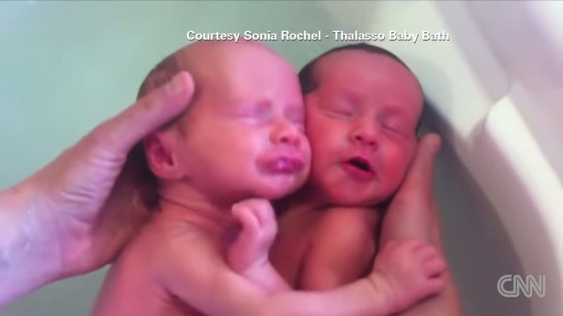 Un lindo video muestra a dos pequeños gemelos recién nacidos abrazándose como si todavía estuvieran en el útero.