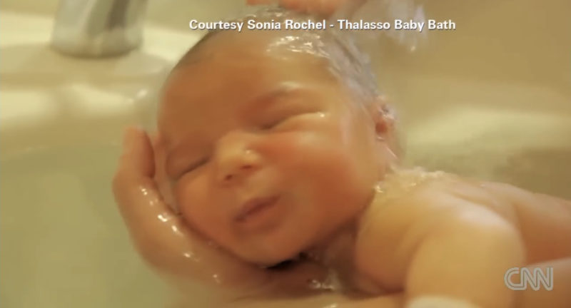 Un lindo video muestra a dos pequeños gemelos recién nacidos abrazándose como si todavía estuvieran en el útero.