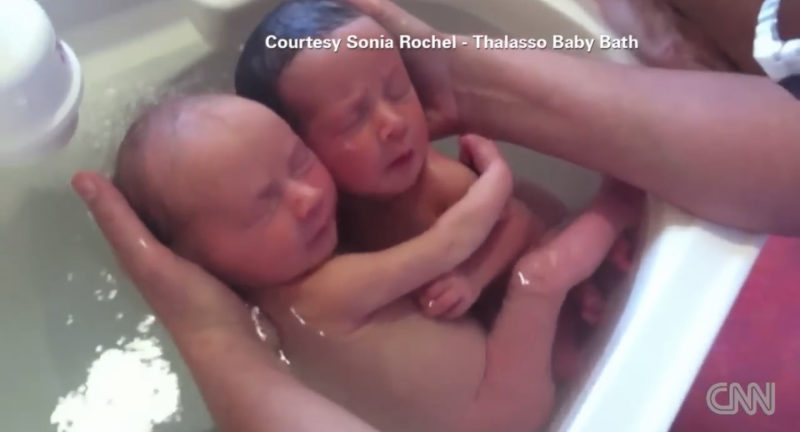 Un lindo video muestra a dos pequeños gemelos recién nacidos abrazándose como si todavía estuvieran en el útero.