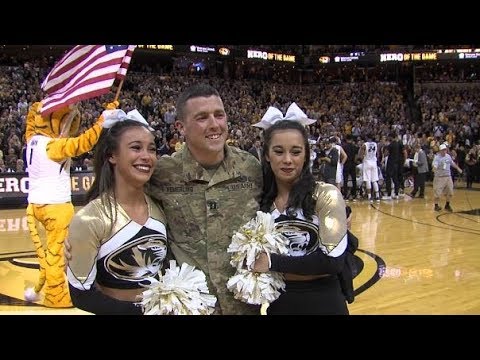 Después de estar en el extranjero durante diez meses, un padre militar sorprende a sus hijas gemelas... VIDEO.