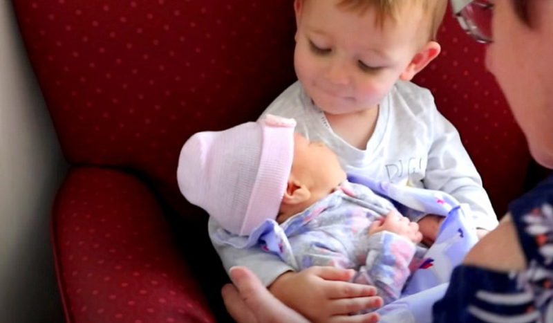 Por primera vez, los hermanos mayores conocen a sus hermanitos recién nacidos...
