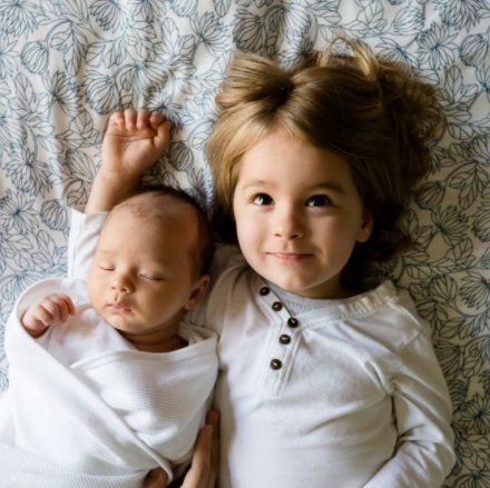 Por primera vez, los hermanos mayores conocen a sus hermanitos recién nacidos...