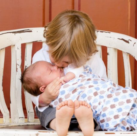 Por primera vez, los hermanos mayores conocen a sus hermanitos recién nacidos...