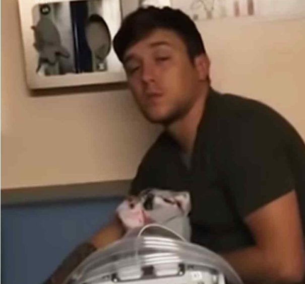 Un padre agotado por la falta de sueño confunde la bata de su esposa con un nuevo bebé.