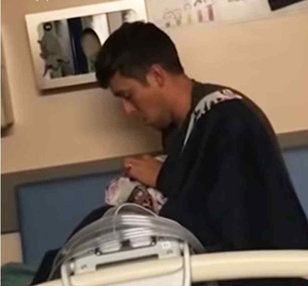 Un padre agotado por la falta de sueño confunde la bata de su esposa con un nuevo bebé.
