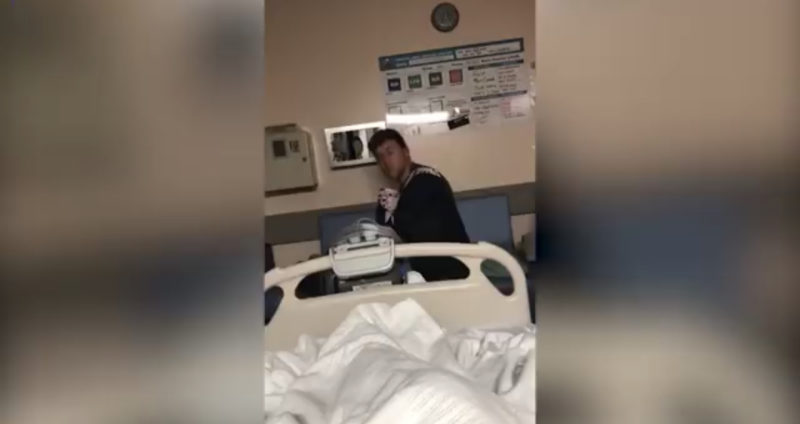 Un padre agotado por la falta de sueño confunde la bata de su esposa con un nuevo bebé.