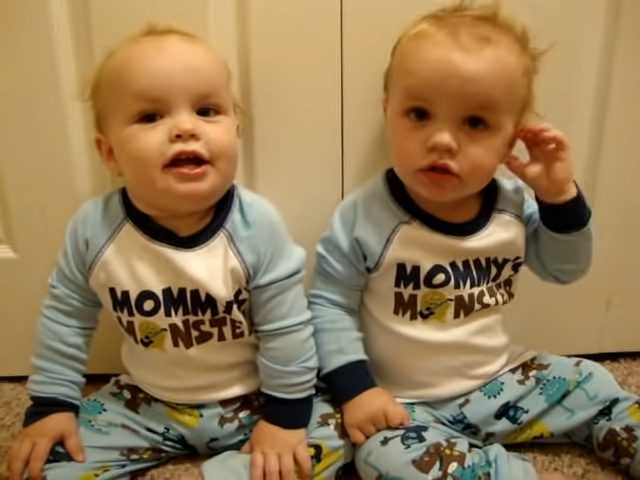 Gemelas de 8 meses bailando al ritmo de "Crystal Blue Persuasion". Este video te sacará una sonrisa. VIDEO