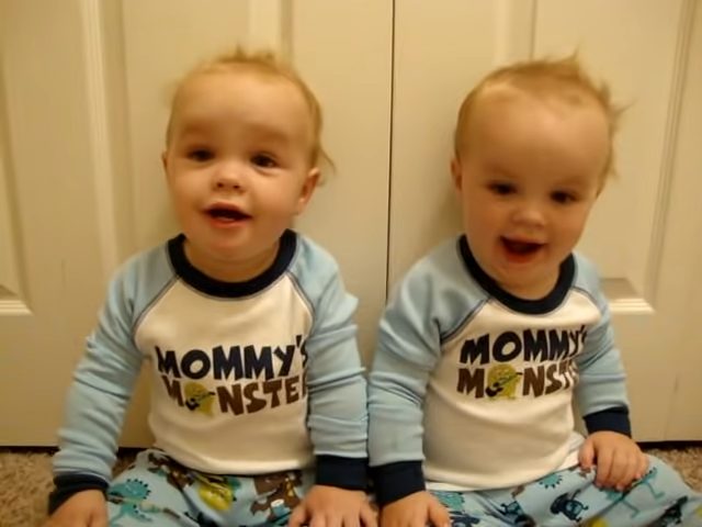 Gemelas de 8 meses bailando al ritmo de "Crystal Blue Persuasion". Este video te sacará una sonrisa. VIDEO