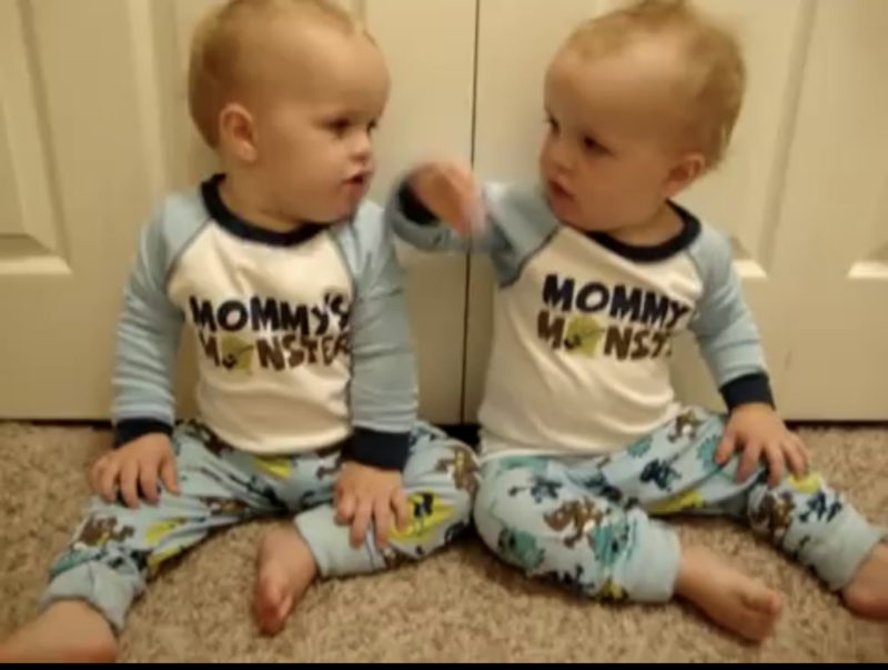 Gemelas de 8 meses bailando al ritmo de "Crystal Blue Persuasion". Este video te sacará una sonrisa. VIDEO