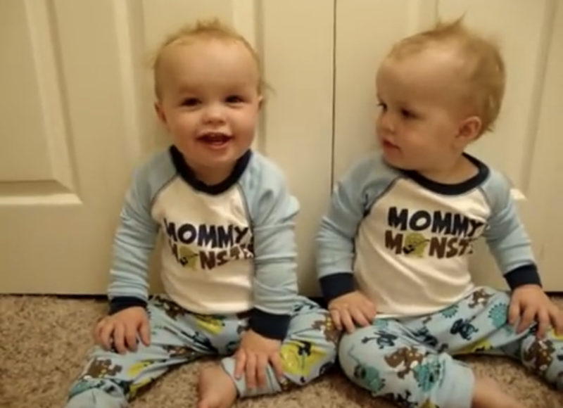 Gemelas de 8 meses bailando al ritmo de "Crystal Blue Persuasion". Este video te sacará una sonrisa. VIDEO