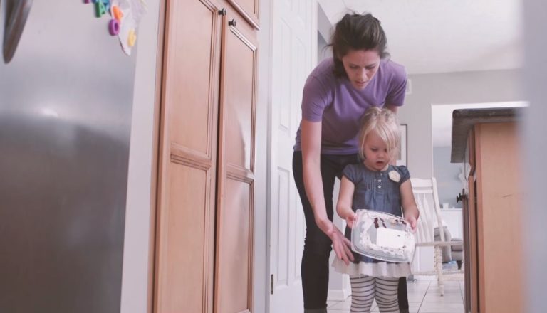 "La mamá se queja de un día estresante, luego lo ve a través de los ojos de su hijo pequeño y se da cuenta de que estaba equivocada."