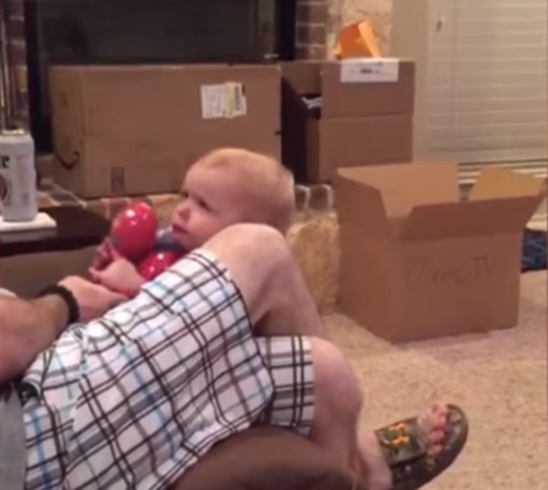 "Una niña traviesa enfrenta a su padre por jugar con sus maracas y se embarca en la charla más adorable."