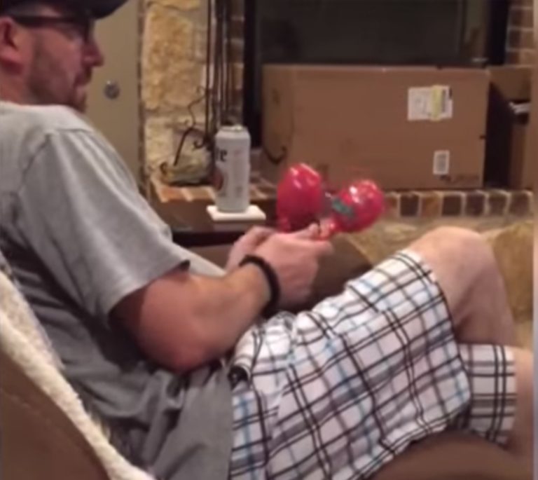 "Una niña traviesa enfrenta a su padre por jugar con sus maracas y se embarca en la charla más adorable."