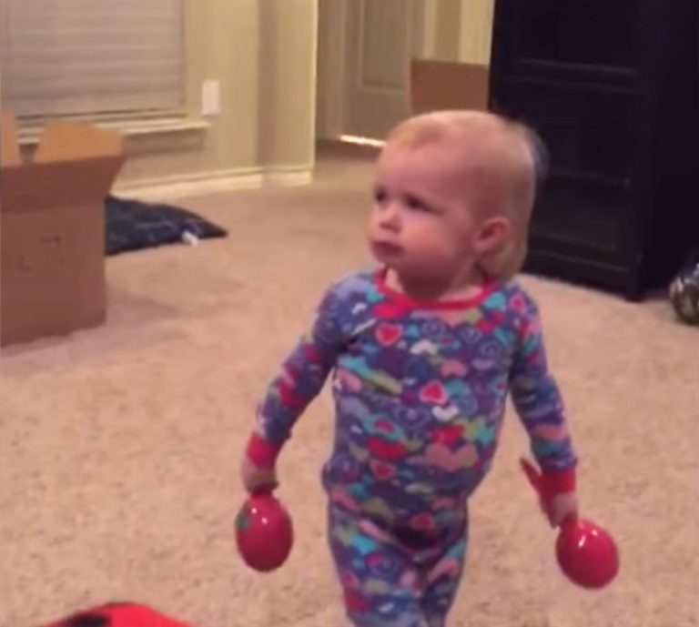 "Una niña traviesa enfrenta a su padre por jugar con sus maracas y se embarca en la charla más adorable."