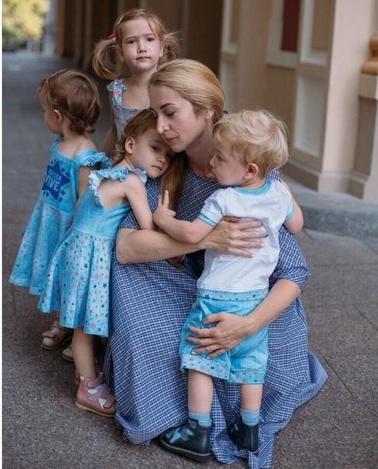 "Antes del nacimiento de sus quintillizos, una madre se convierte en madre soltera, pero es su valentía la que admiramos."