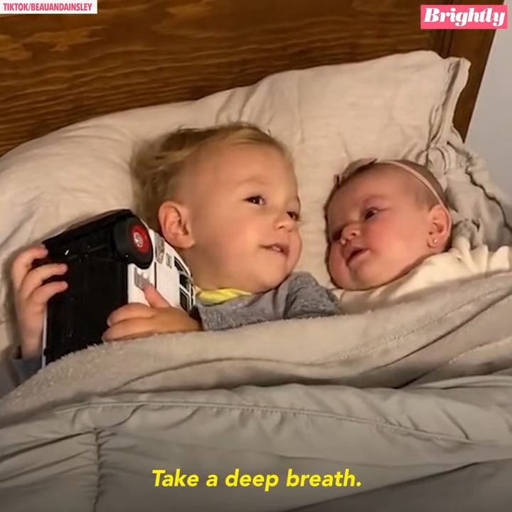 En un video popular, un niño de 2 años reconforta de inmediato a su hermanita que llora.