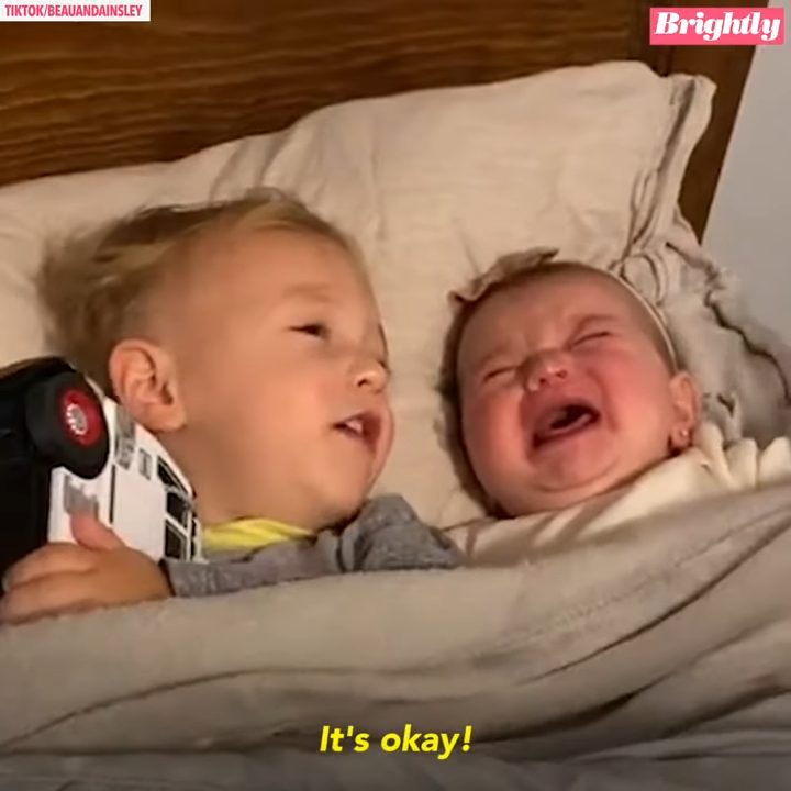 En un video popular, un niño de 2 años reconforta de inmediato a su hermanita que llora.